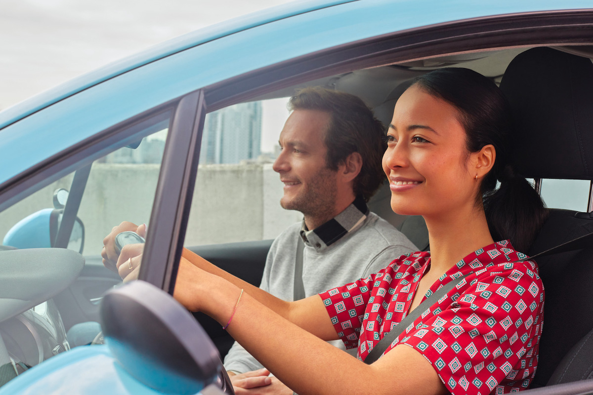 Menina em um carro com um instrutor